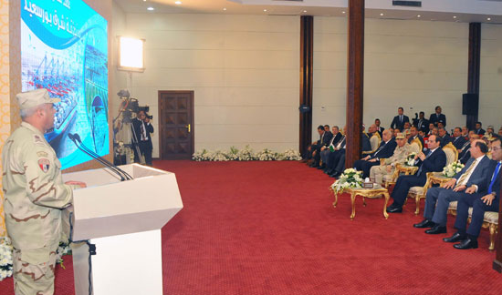 الرئيس السيسي يتفقد المشروعات التنموية بشرق بورسعيد (4)