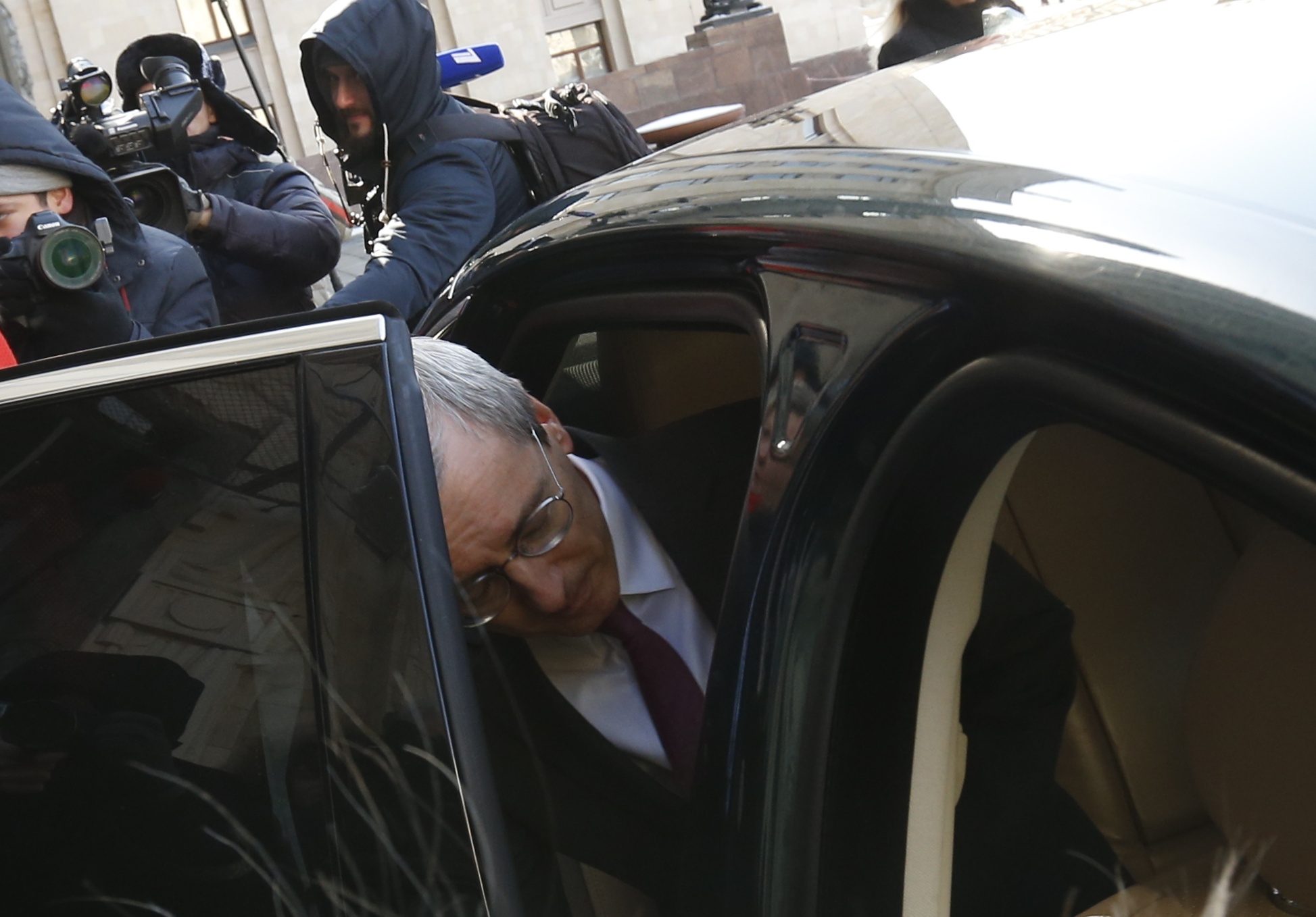 السفير البريطانى يستقل سيارته لمغادرة مقر الخارجية الروسية