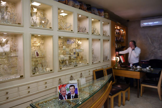 صور بوتين وبشار الأسد داخل إحدى محلات الذهب بحلب السورية 