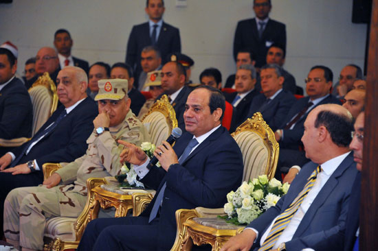 الرئيس السيسي يتفقد المشروعات التنموية بشرق بورسعيد (3)