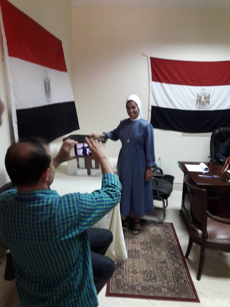 راهبة مصرية تدلى بصوتها فى الانتخابات الرئاسية بسفارة مصر فى السودان
