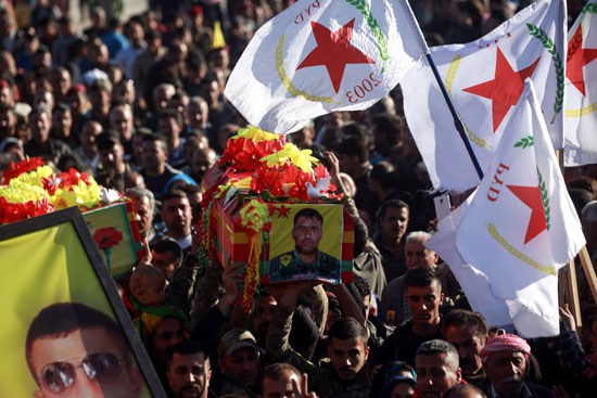 الأعلام الكردية خلال تشييع الجثمان 