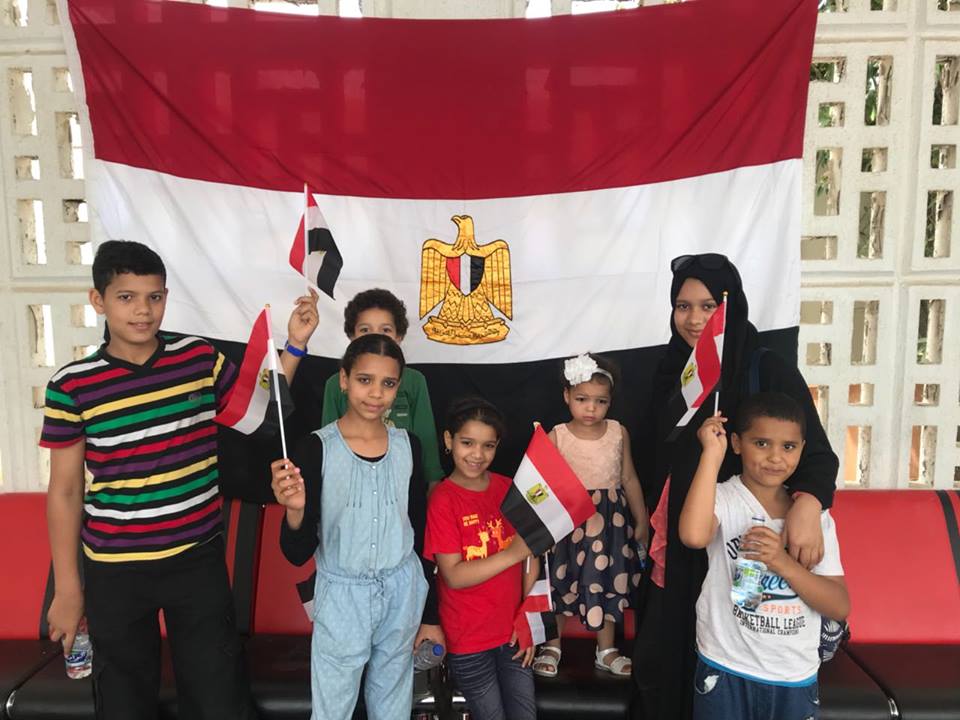 الاطفال المصريين بالامارت يرفع علم مصر عاليا