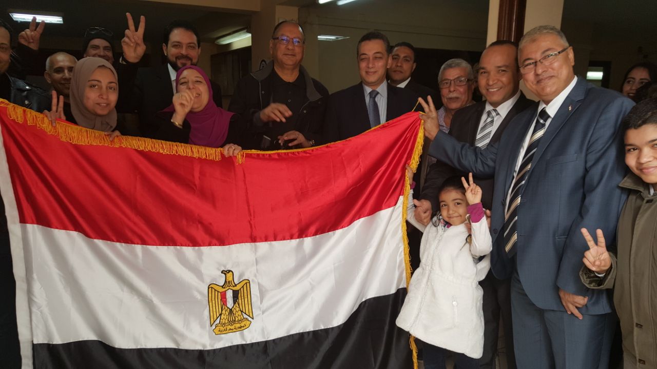 المصريين يرفعون علم مصر