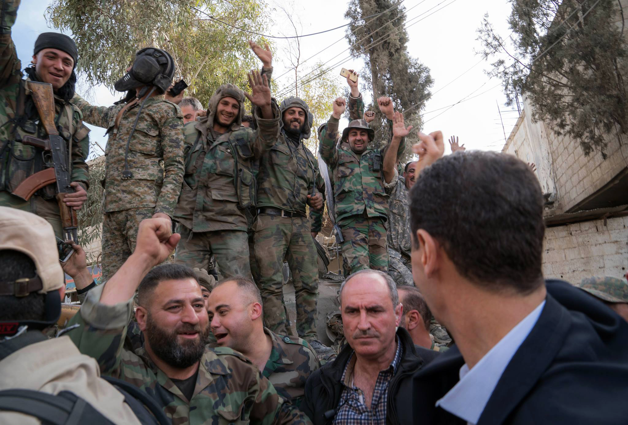 لقاء بشار الأسد  بالجنود