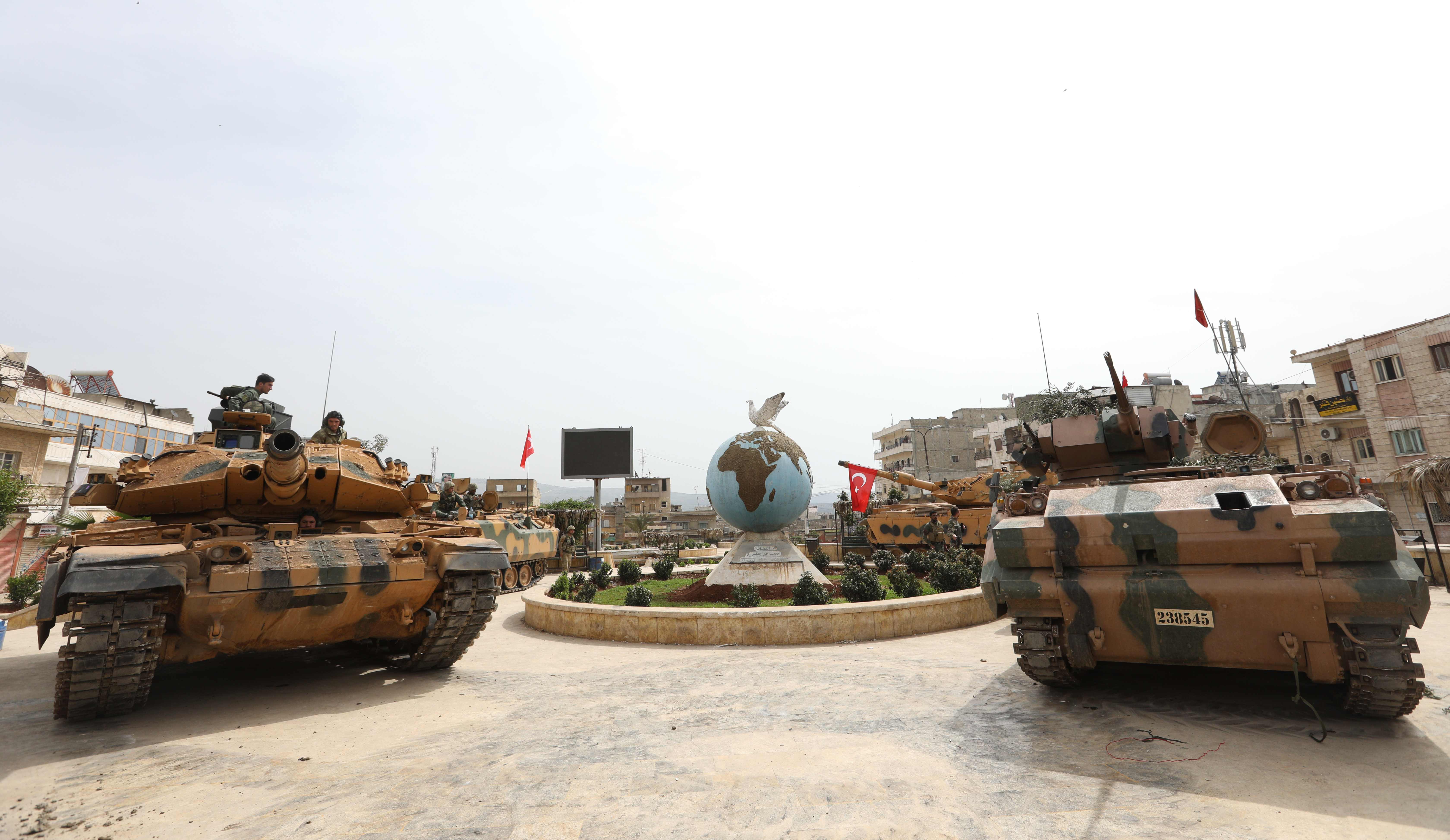  رفع الدبابات التركية العلم التركى فى عفرين السورية 