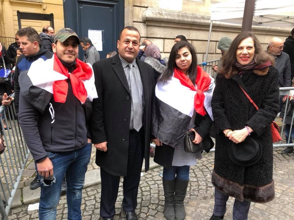 حشود المصريين أمام السفارة لندن (9)