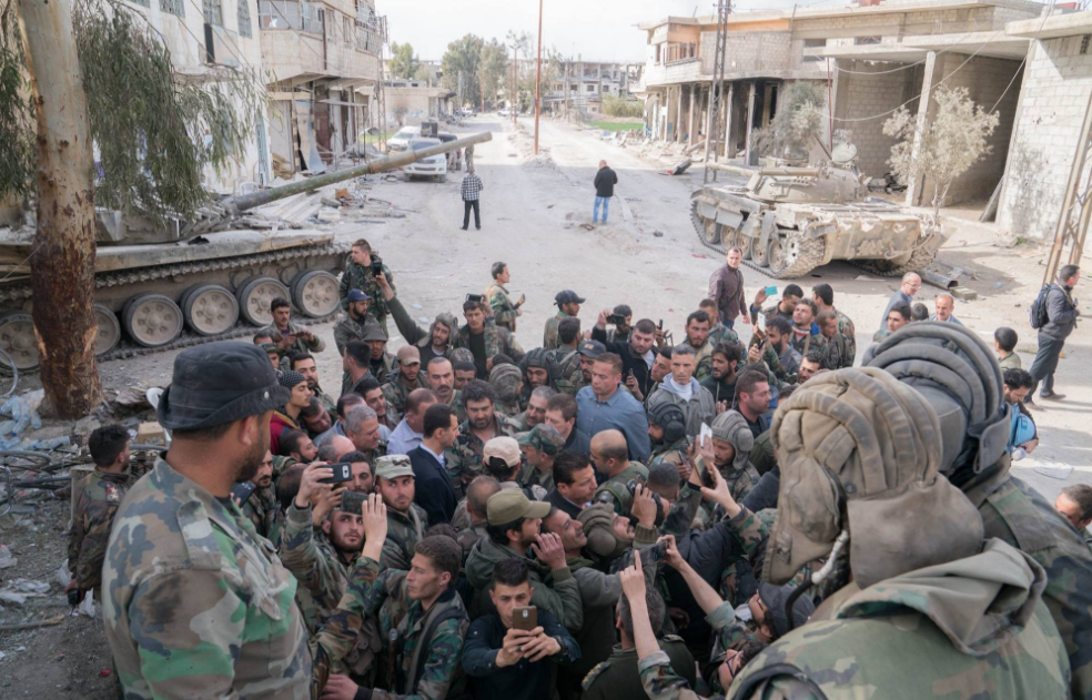 بشار الأسد وسط الجنود