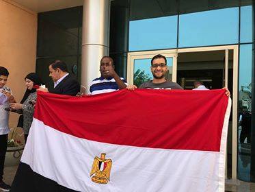 لناخبين يرفعون العلم المصرى