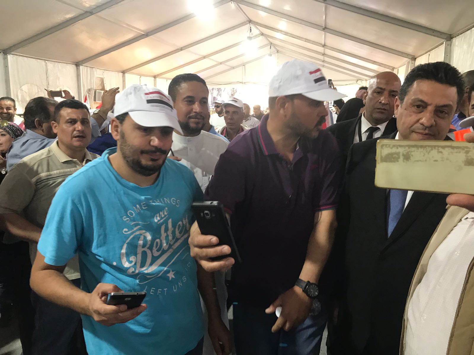 استمرار توافد المصريين على سفارة بلادهم فى الكويت (14)
