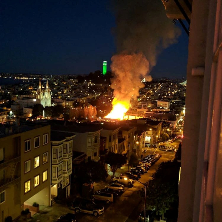 حريق هائل يلتهم مبنى فى مدينة سان فرانسيسكو