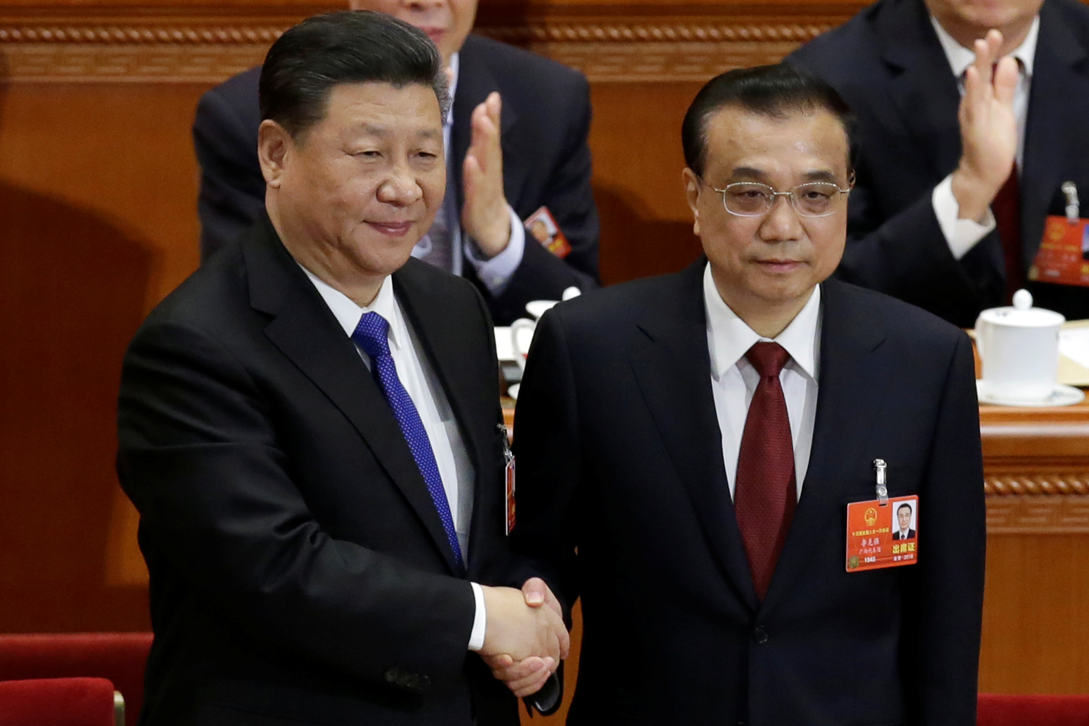 رئيس الوزراء الصينى يصافح الرئيس الصينى