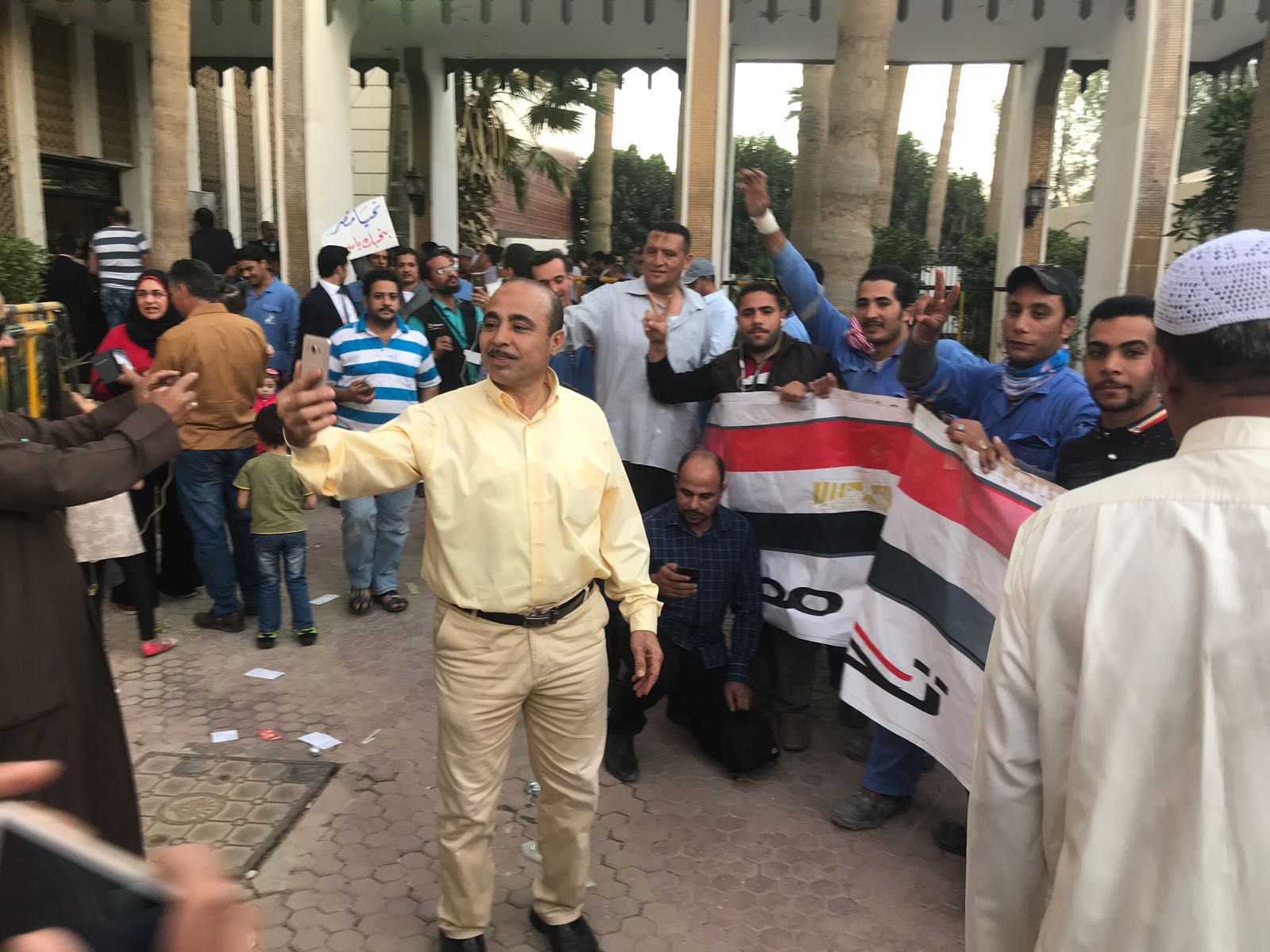 استمرار توافد المصريين على سفارة بلادهم فى الكويت (12)