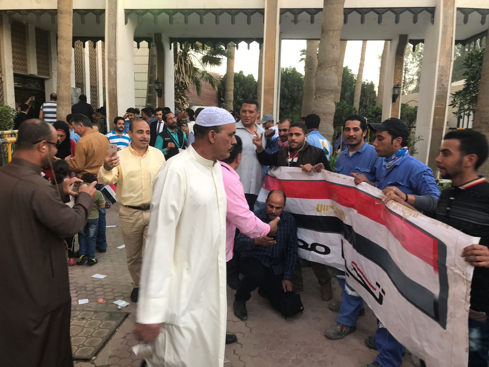 استمرار توافد المصريين على سفارة بلادهم فى الكويت (11)