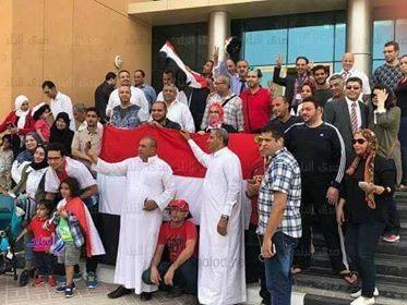 المصريون أمام البعثة المصرية فى قطر