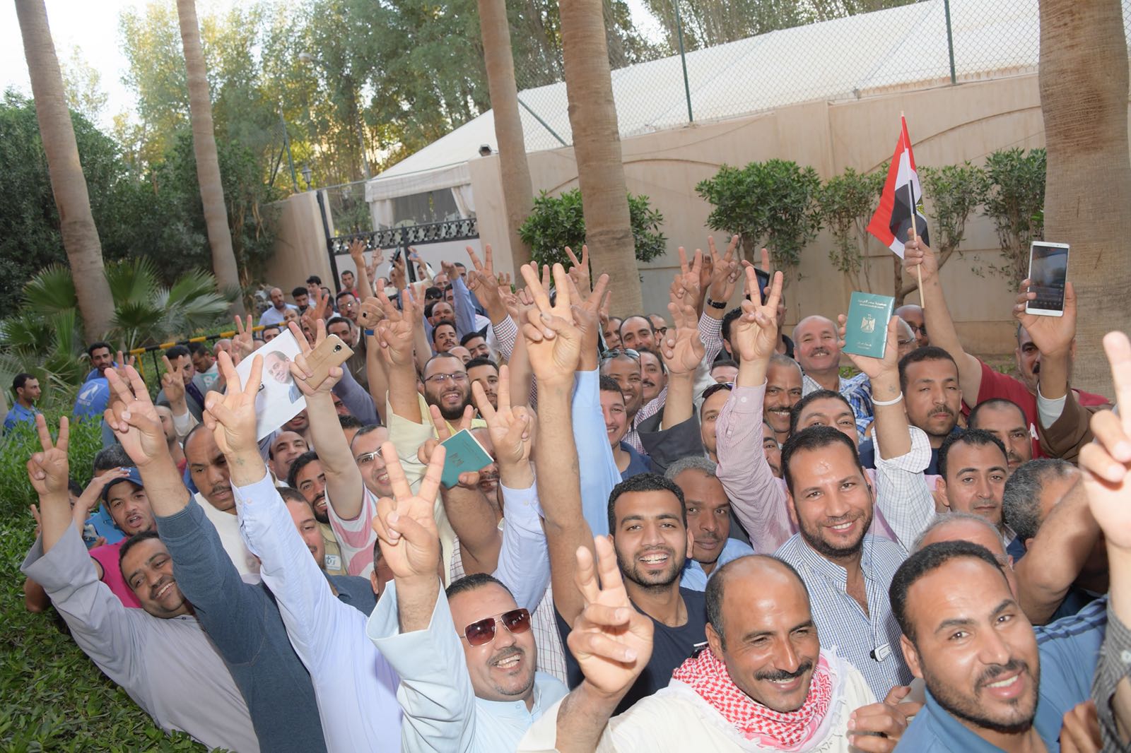 حشود المصريين فى الانتخابات الرئاسية بالكويت (10)