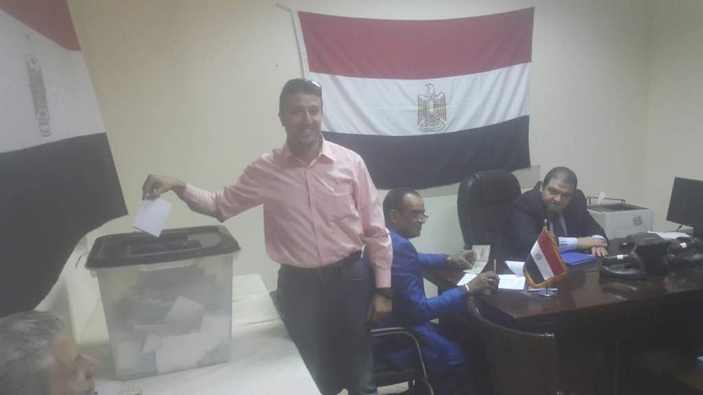 مصرى يدلى بصوته فى انتخابات الرئاسة
