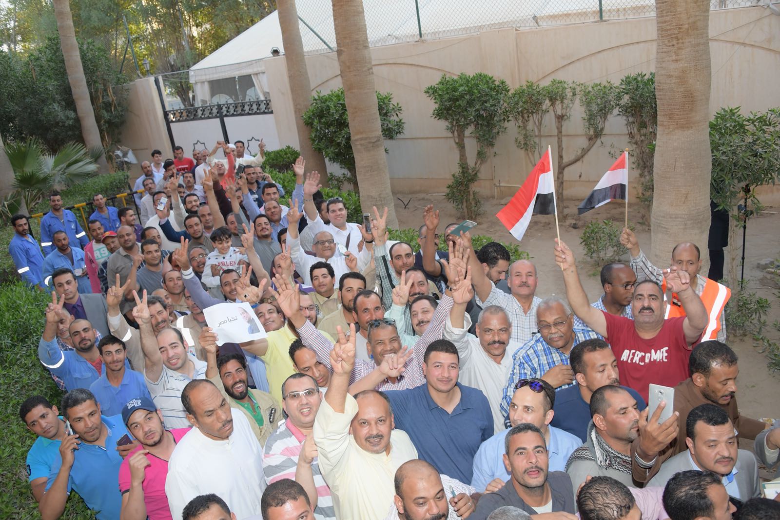 حشود المصريين فى الانتخابات الرئاسية بالكويت (2)