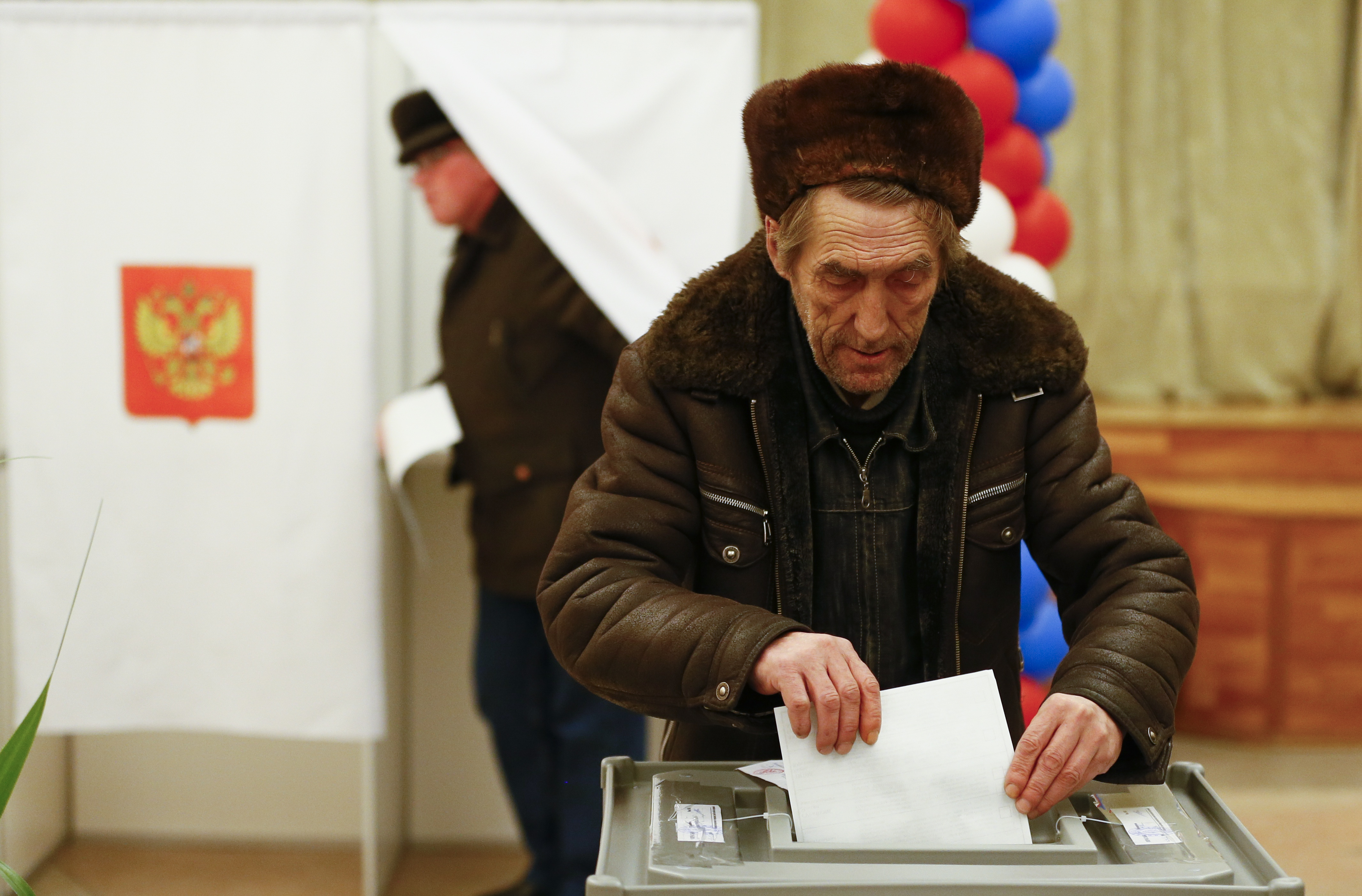رجل مسن يدلى بصوته فى الانتخابات الروسية