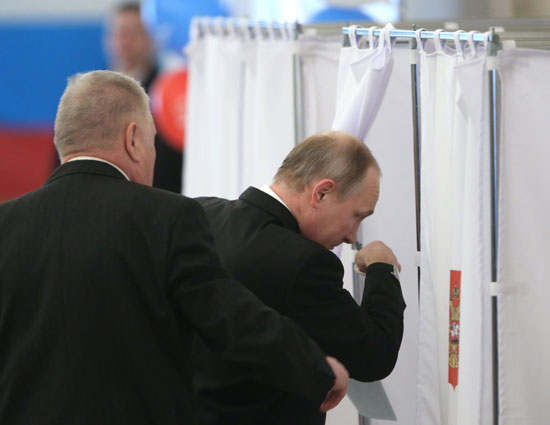 جانب من تصويت الرئيس الروسى 