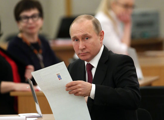 تصويت الرئيس الروسى فى الانتخابات 