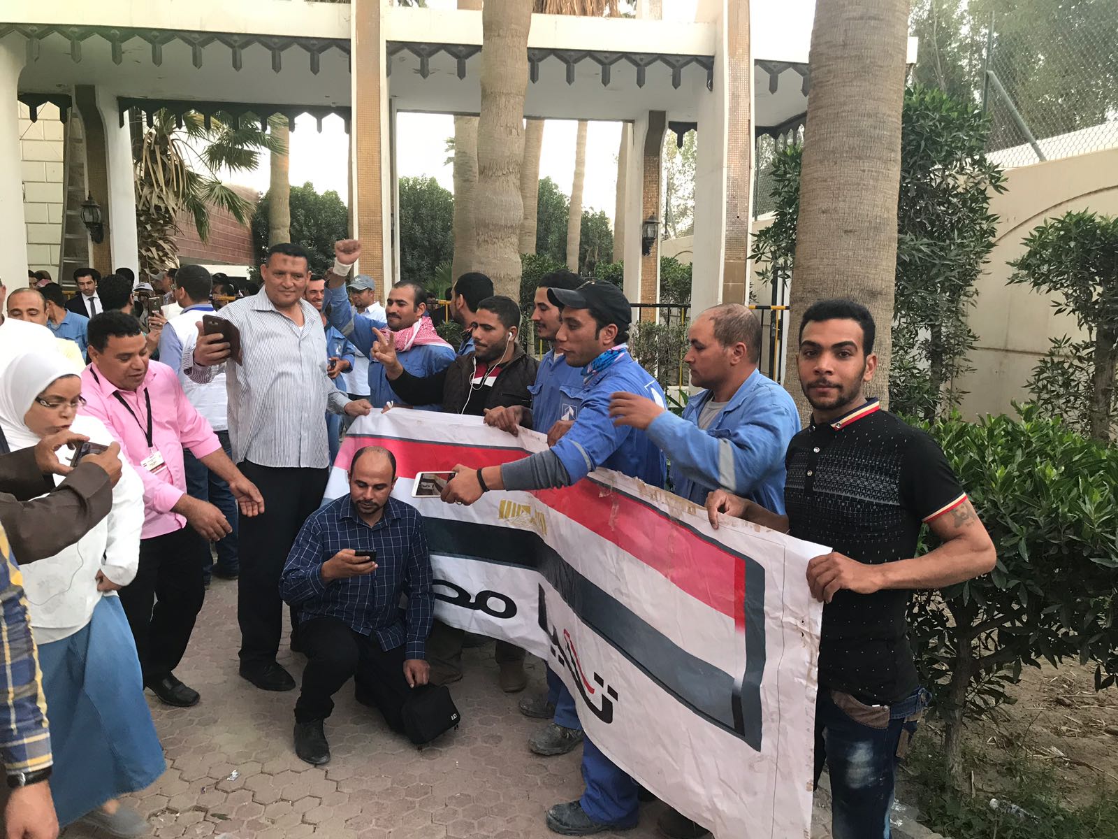 استمرار توافد المصريين على سفارة بلادهم فى الكويت (4)