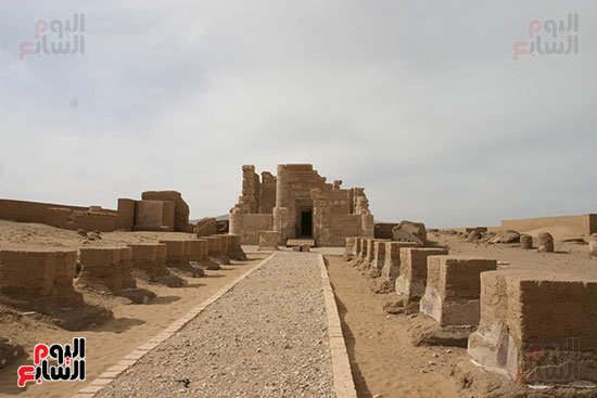 دير الحجر الاشسبه بمعبد الكرنك