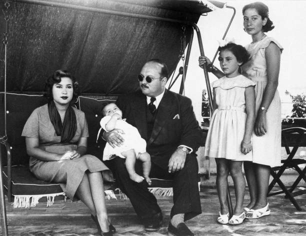 الملك فاروق وابنه أحمد فؤاد والملكة ناريمان