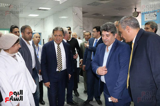 وزير الصحة ومحافظ جنوب سيناء والوزراء أثناء تفقدهم مستشفى طابا