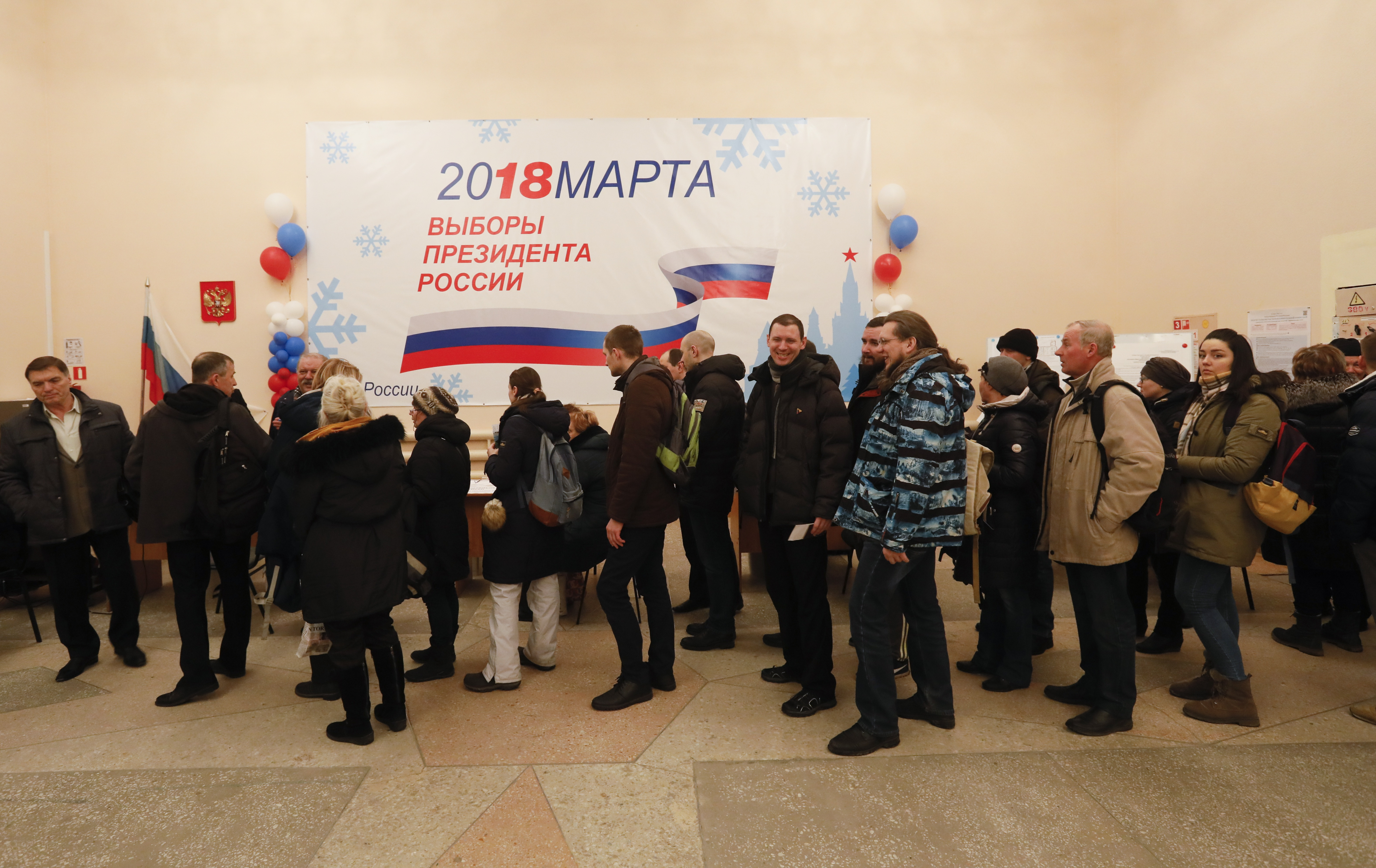 طابور من الناخبين للادلاء بأصواتهم فى الانتخابات الروسية