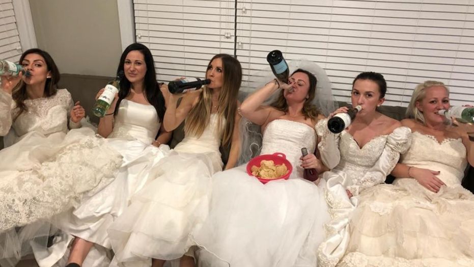 4 سيدة تحتفل بطلاقها بفستان الزفاف مع أصدقائها