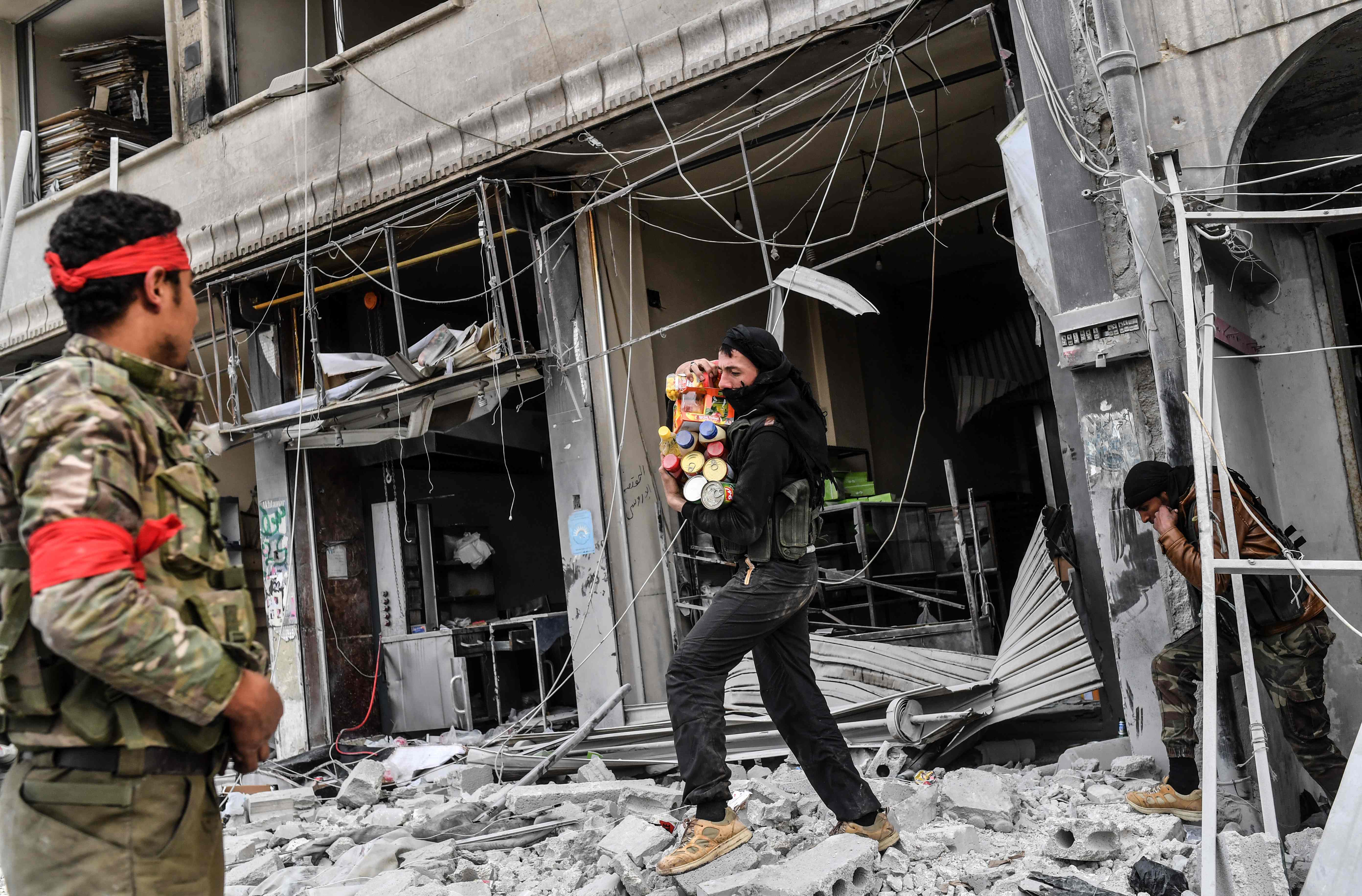  مقاتلو الجيش التركى ينهبون المحلات 