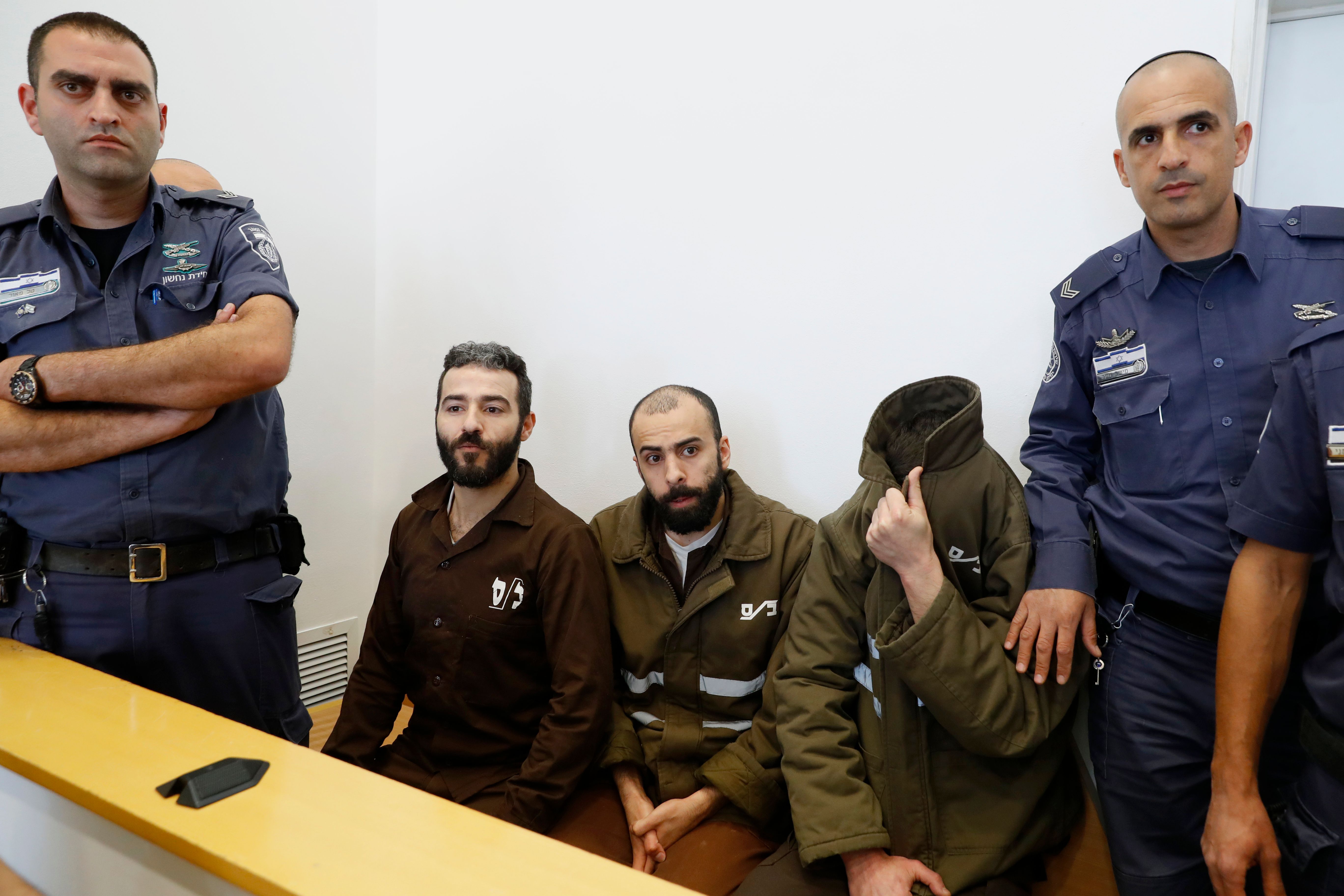 الشرطة الاسرئيلية تقف بجوار موظف السفارة الفرنسية