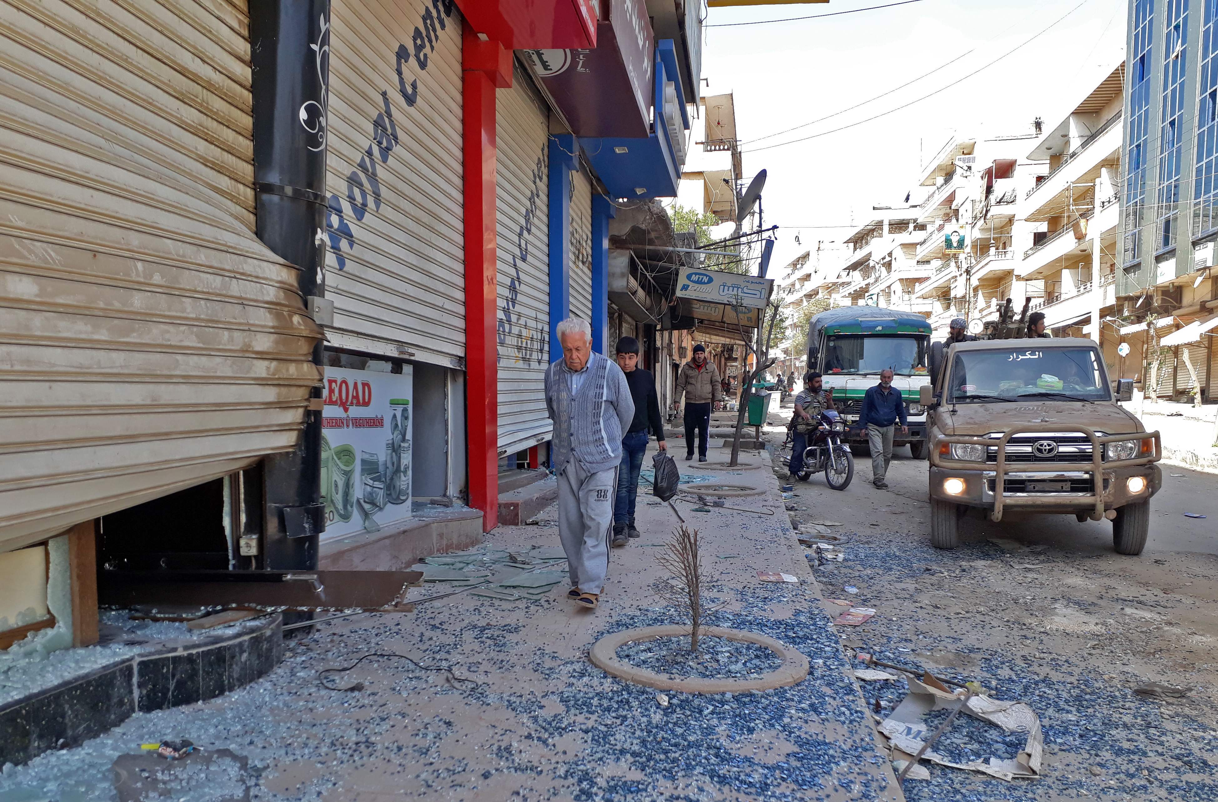  تواجد القوات التركية أمام المحلات فى عفرين السورية 