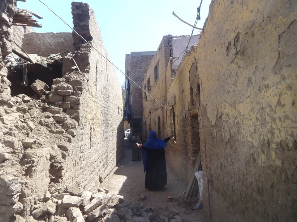 إنهيار جزء من منزل أيل للسقوط من طابقين خالي من السكان بمنطقة أبو الجود بالأقصر (1)