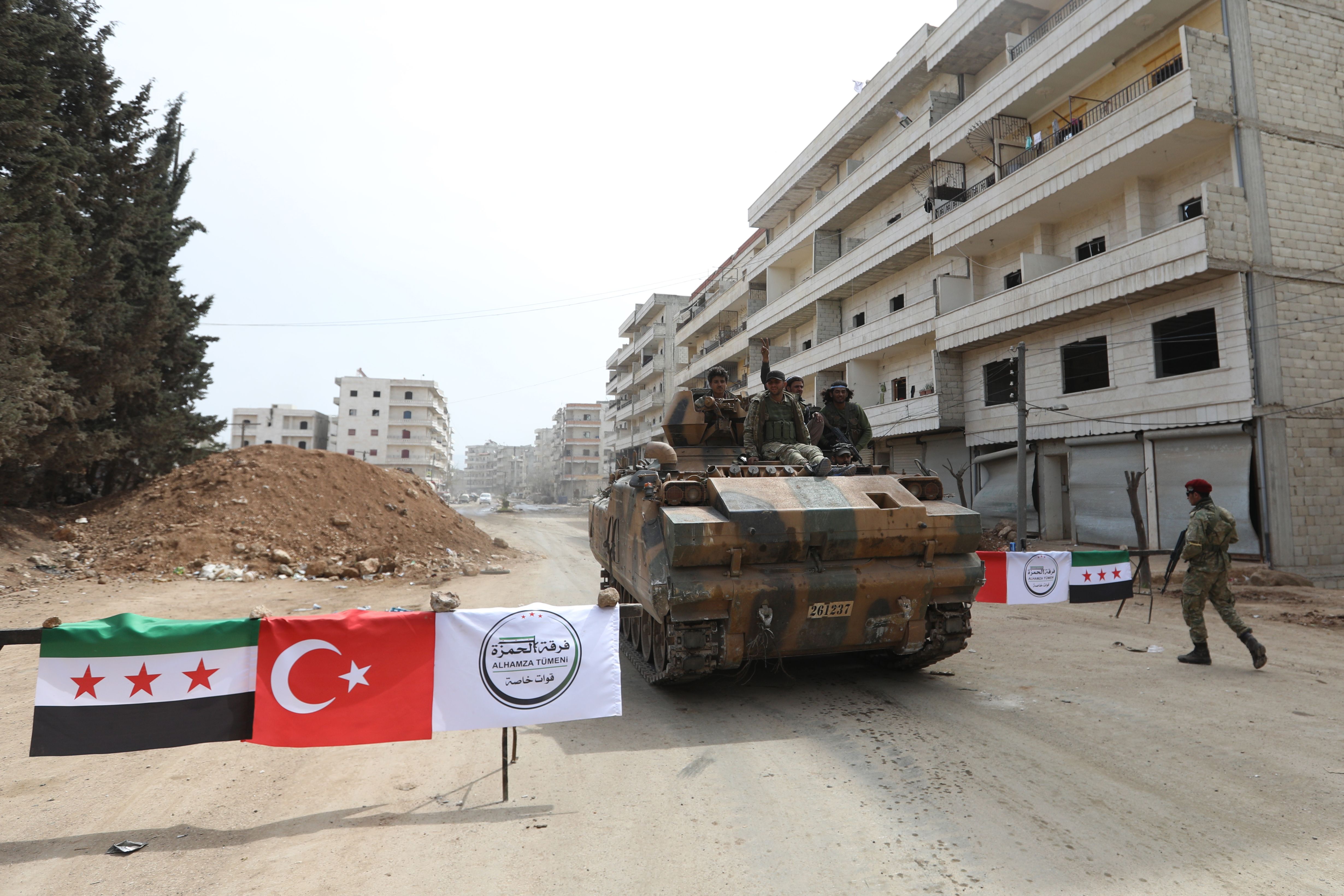 رفع العلم التركى بجانب السورى فى عفرين السورية 