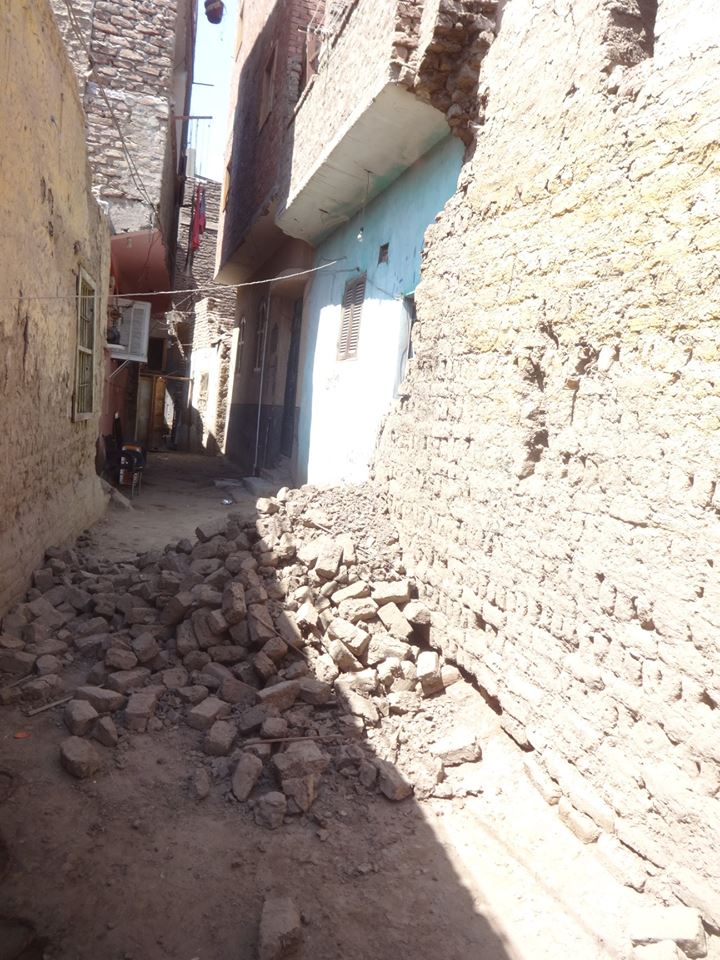 إنهيار جزء من منزل أيل للسقوط من طابقين خالي من السكان بمنطقة أبو الجود بالأقصر (2)