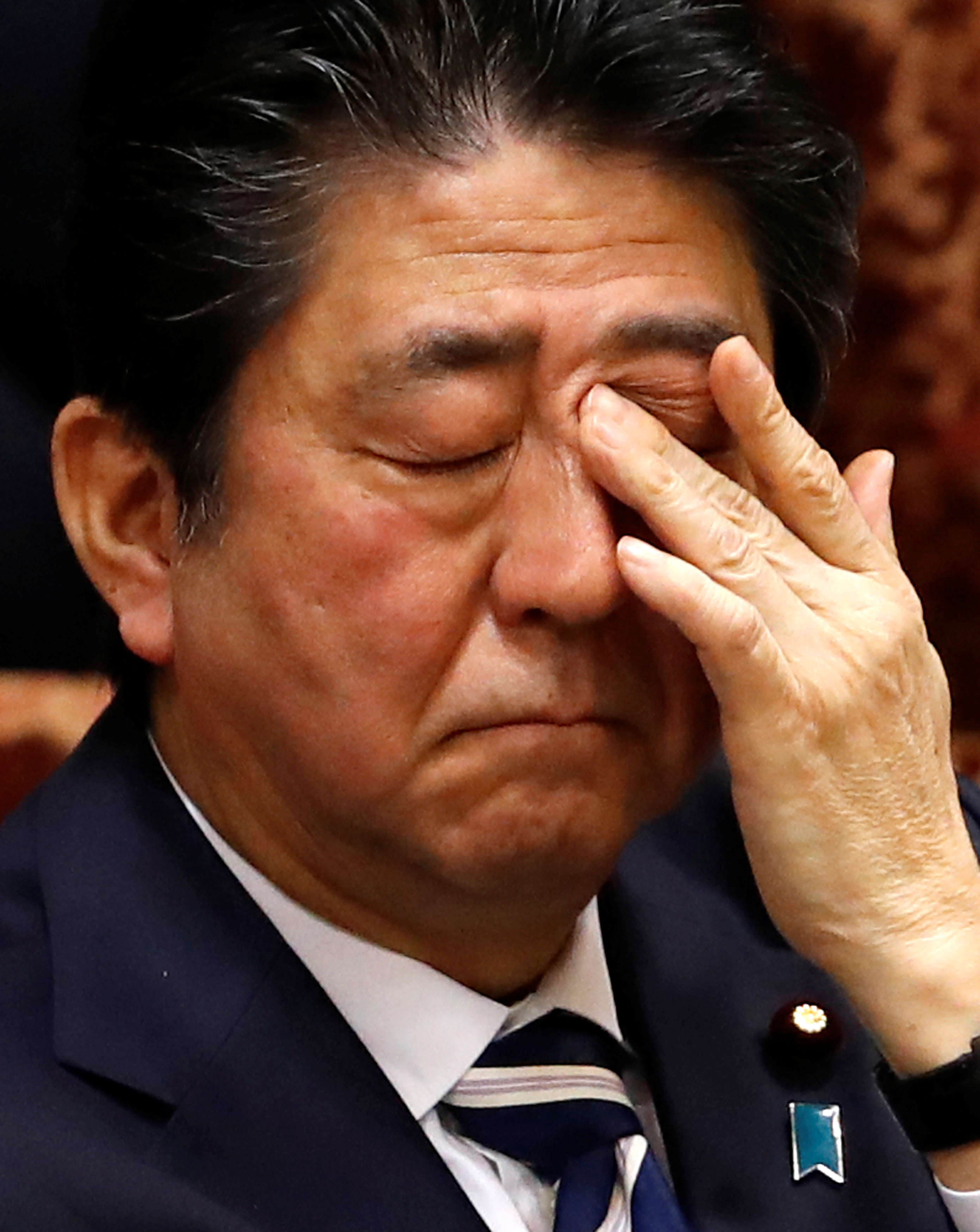 الإرهاق يظهر علي رئيس وزار اليابان