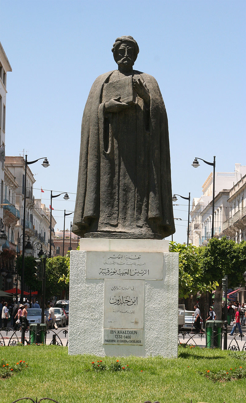 تمثال لابن خلدون في قلب العاصمة بساحة الاستقلال في تونس
