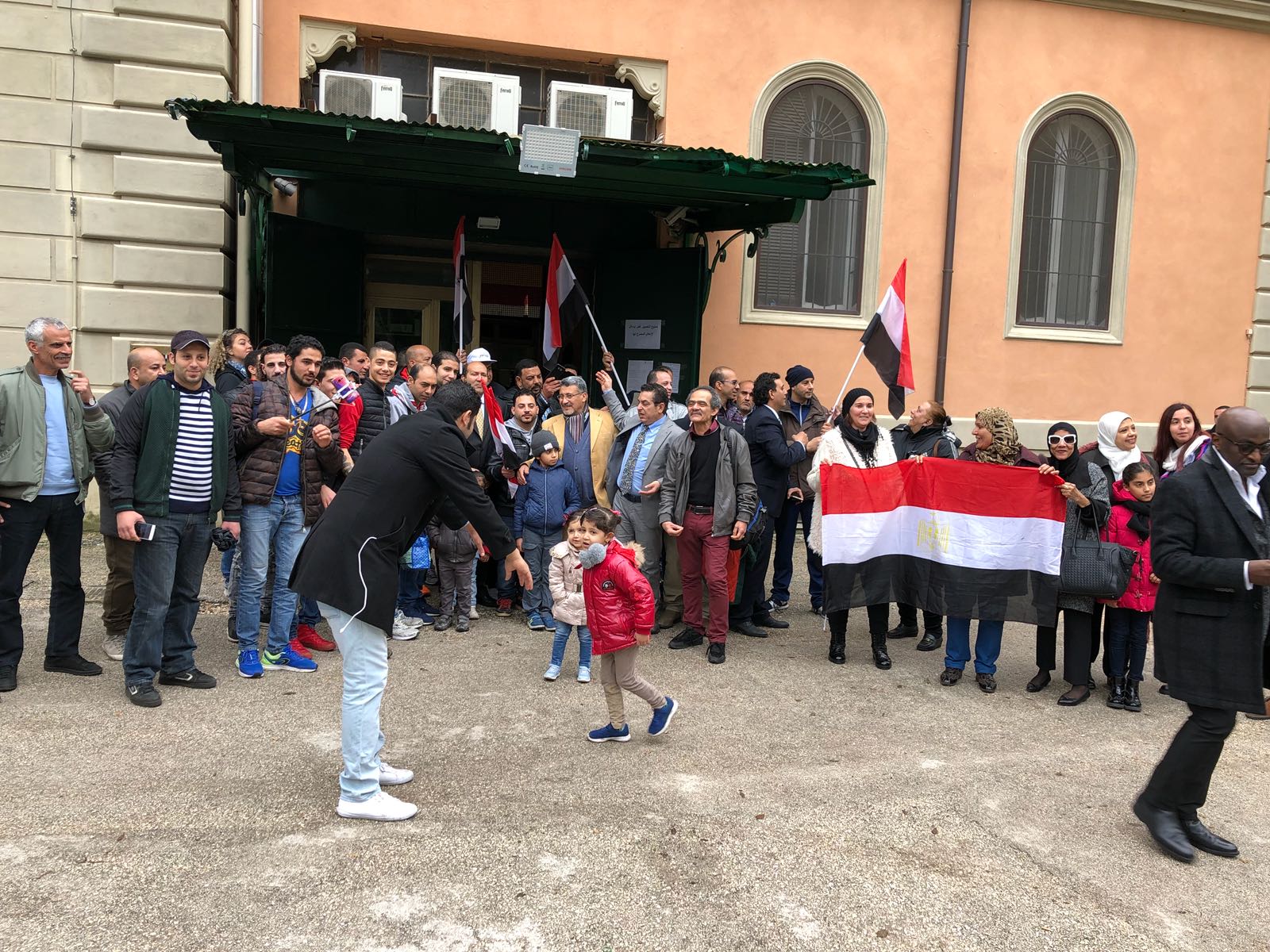 حشود كبيرة فى سفارة مصر بروما