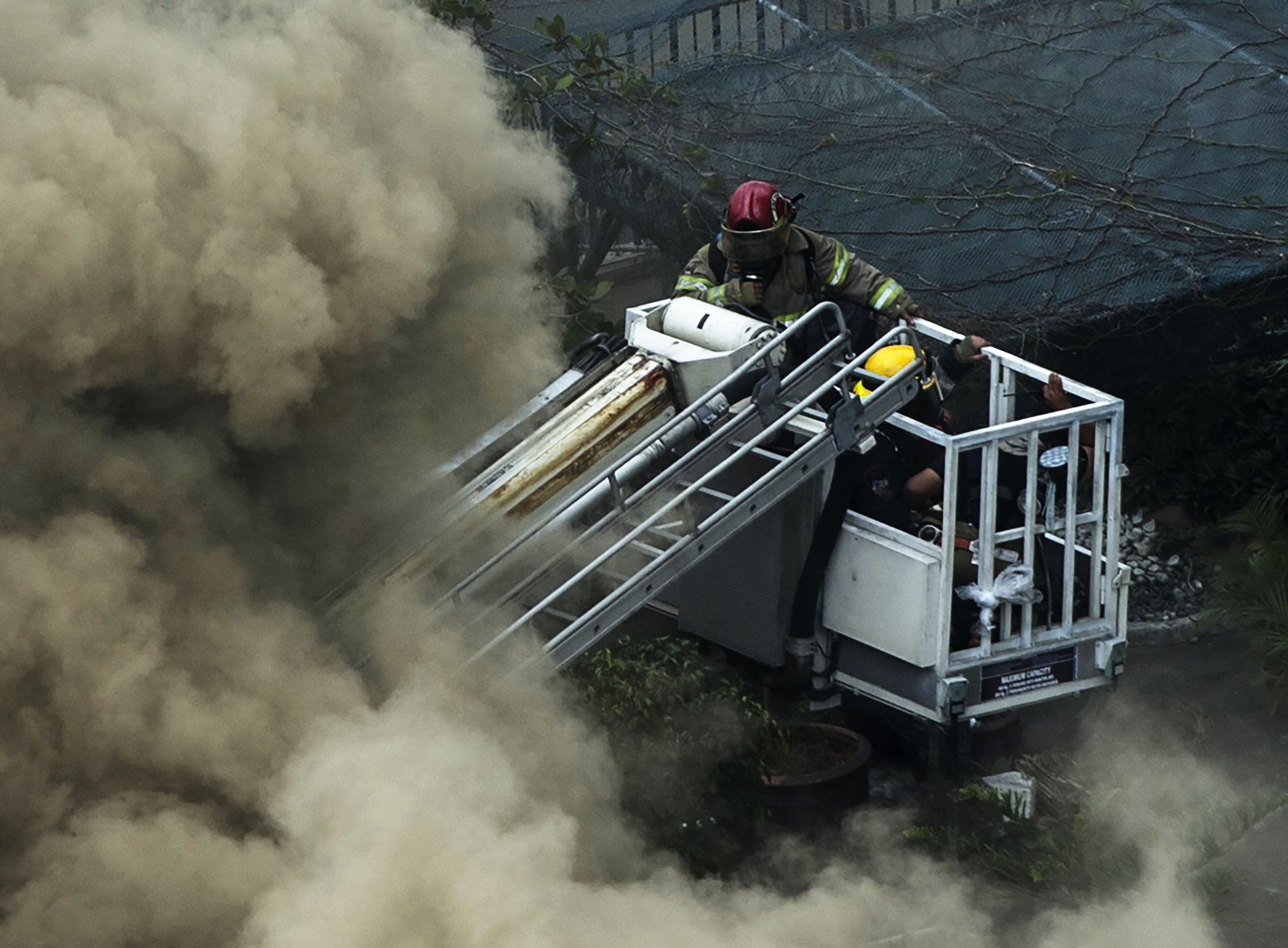 رجال الاطفاء فى الفلبين يسعون للسيطرة على حريق الفندق