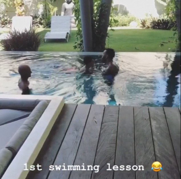 ليروى فير لاعب سوانزى سيتى يعلم ابنه السباحة