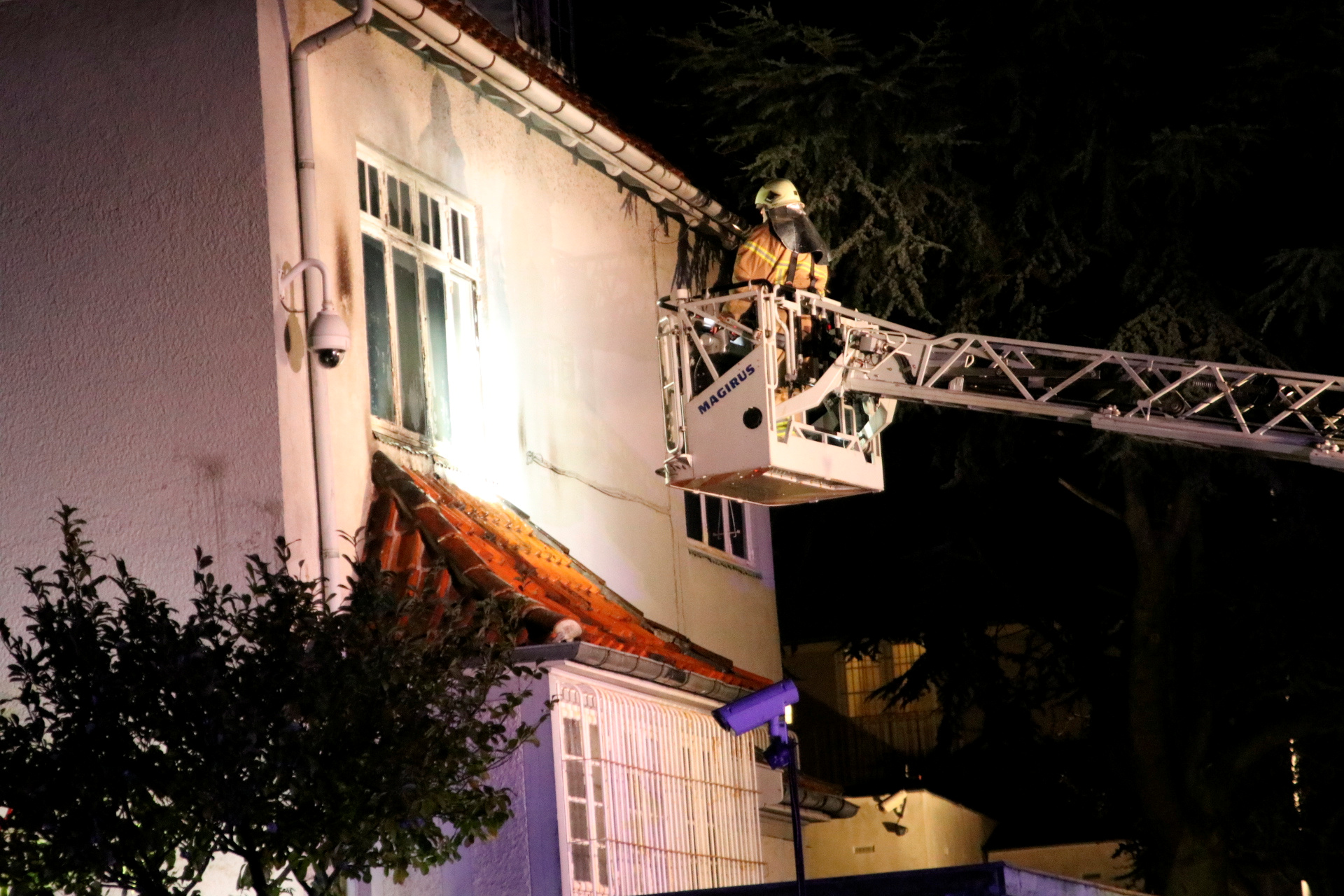 رجال الاطفاء تسعى للسيطرة على الحريق خارج المبنى