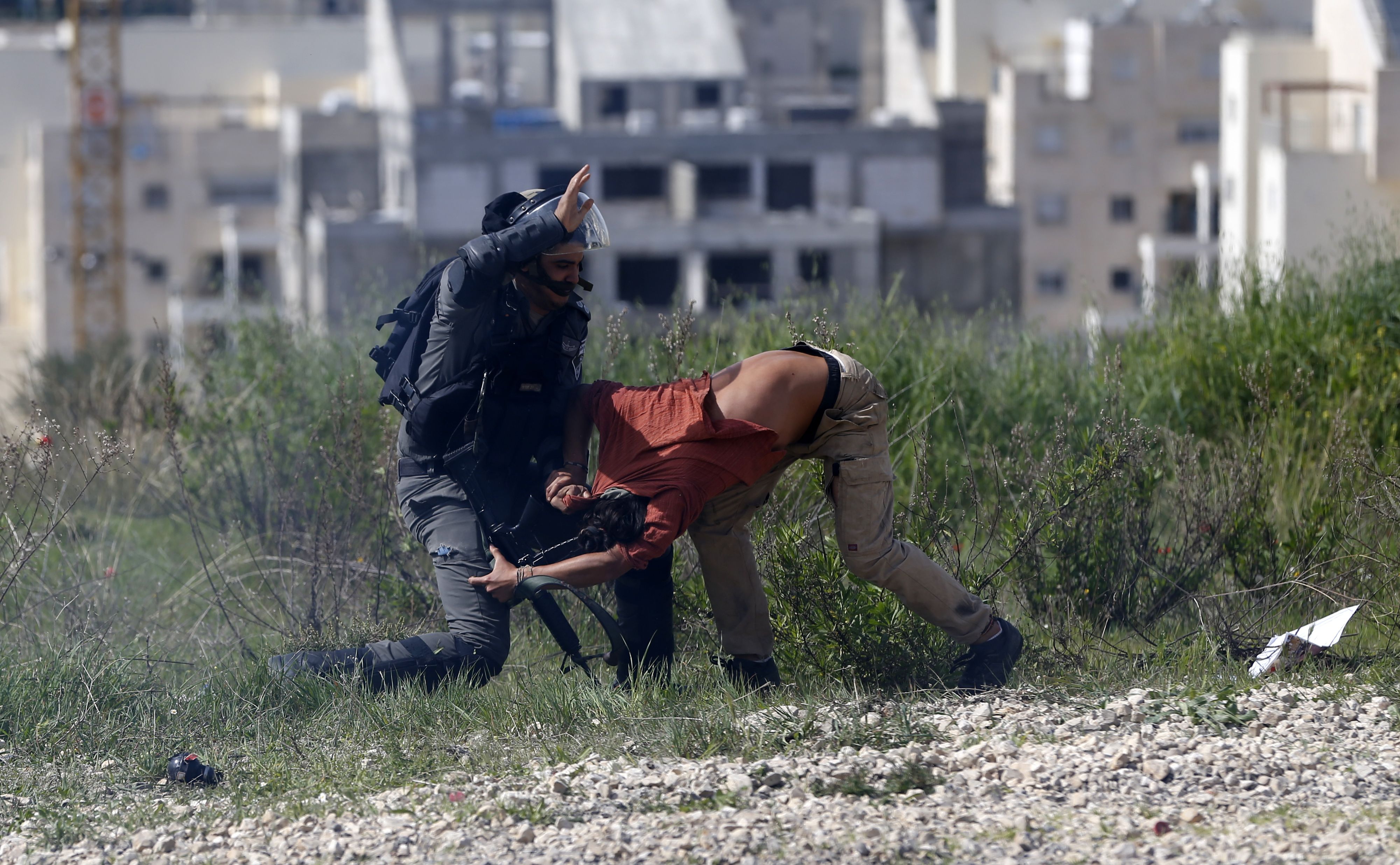 جندى إسرائيلى يستخدم العنف مع المواطنين