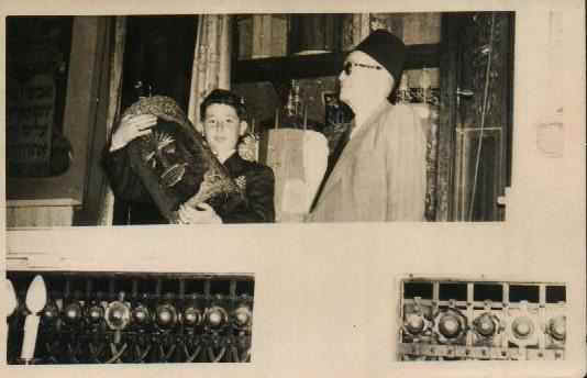 صورة لأحد احتفالات اليهودية داخل معبد خوخة في الفترة بين 1958 و1959- الصورة من موقع  البساتين التابع للطائفة اليهودية