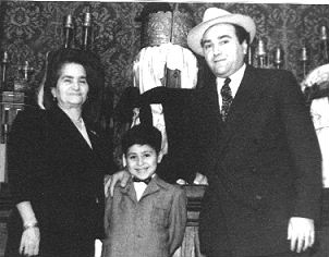 عائلة يهودية داخل معبد خوخة في المحلة في الفترة بين 1958 و1959- الصورة من موقع البساتين التابع للطائفة اليهودية في مصر