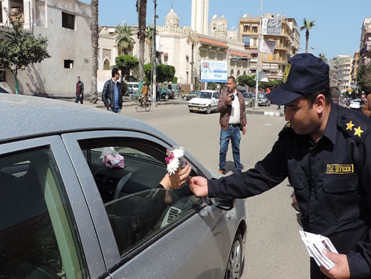 توزيع الورود على المواطنين
