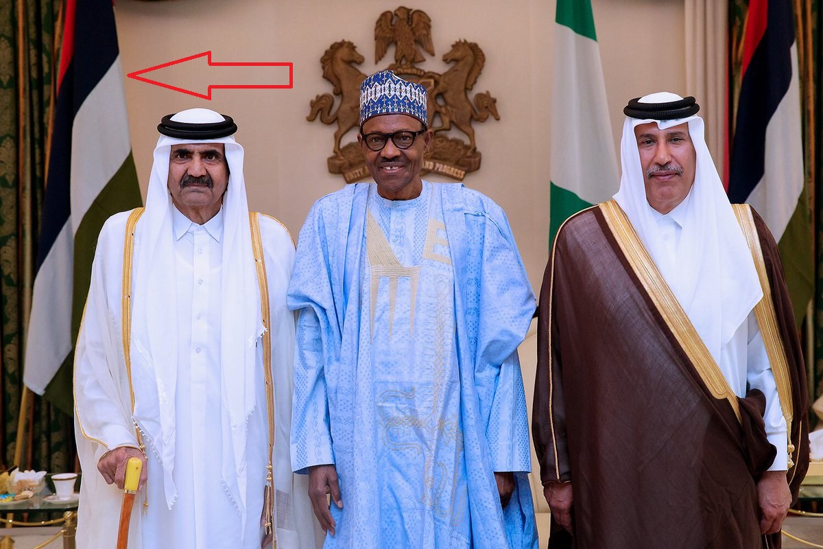 رئيس نيجير يستقبل أمير قطر السابق بعلم مجهول