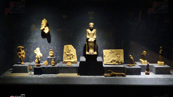           تماثيل فرعونية مختلفة الاشكال والاحجام