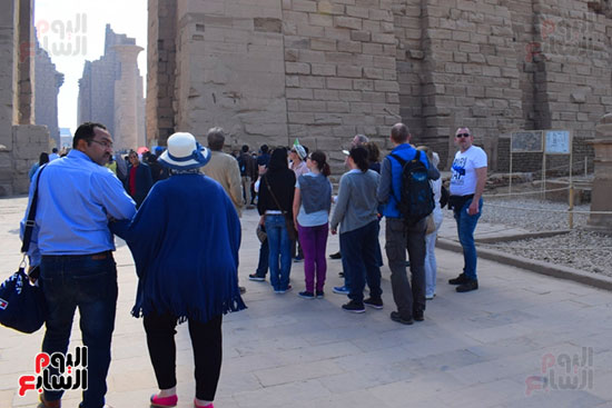 السياح يستمعون لشرح حوال معالم الاقصر الفرعونية